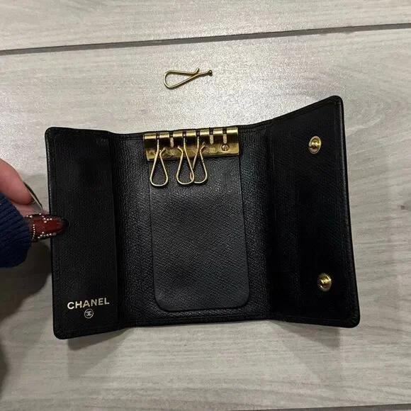 Authentic CHANEL 6-key Case Women's‎ Black Wallet vintage   Has only 4 key hooks - Picture 4 of 12